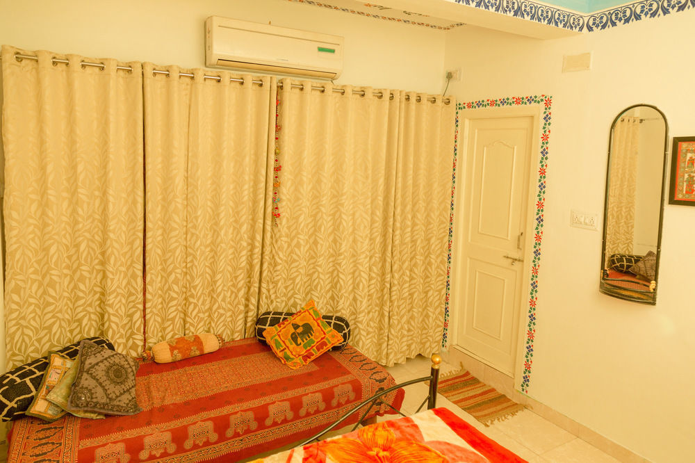 Hotel Hanuman Ghat On Lake Pichola ウダイプル エクステリア 写真